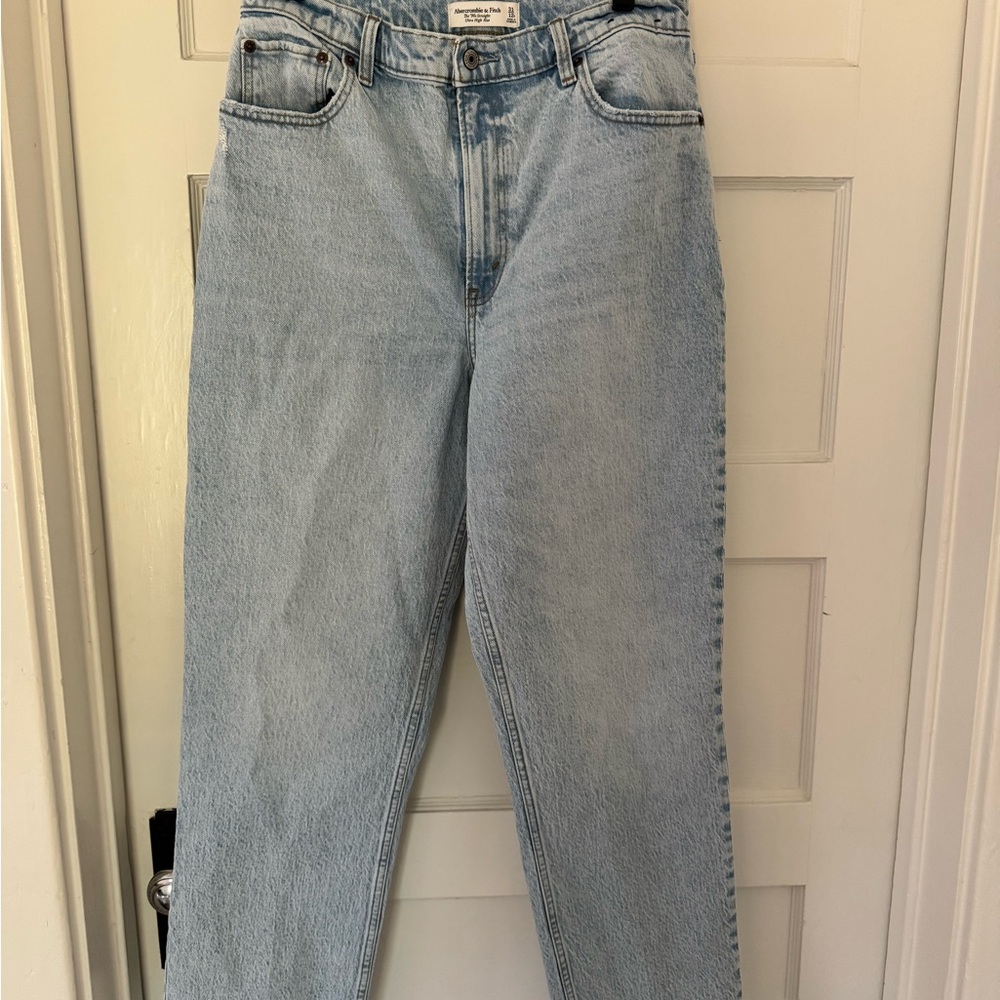 Abercrombie & Fitch 90’s Straight Ultra High Rise Light Wash Jeans (Curve Love)